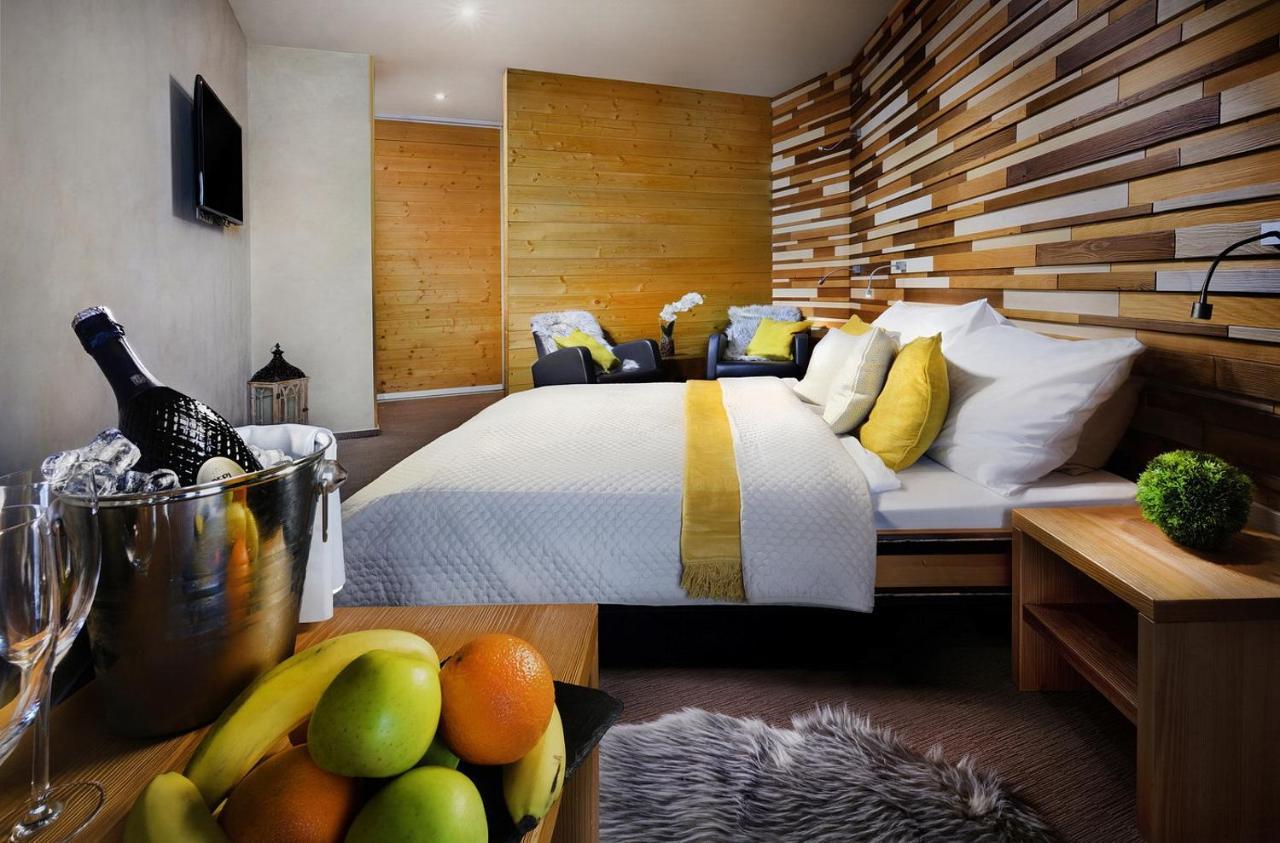 Noc Na Chopku, Rotunda Hotel Deménvölgy Kültér fotó