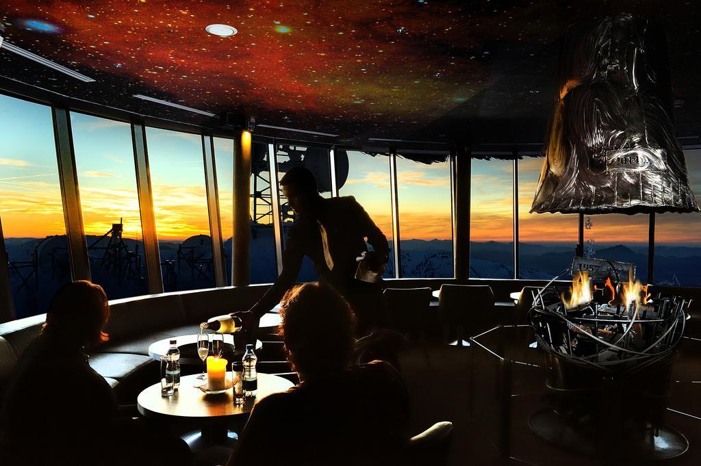 Noc Na Chopku, Rotunda Hotel Deménvölgy Kültér fotó