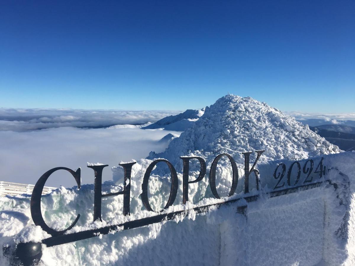 Noc Na Chopku, Rotunda Hotel Deménvölgy Kültér fotó